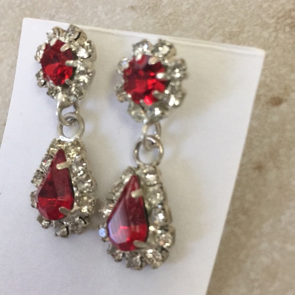 Vintage Jewelry - 1” Rhinestone earrings large ruby red crystals